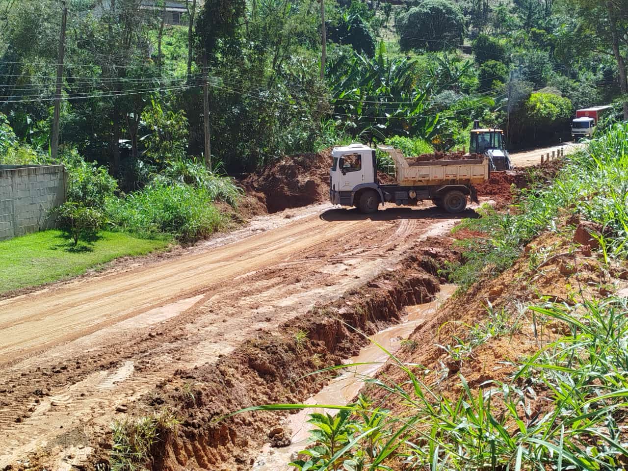 Manutenção de bueiros na estrada de...